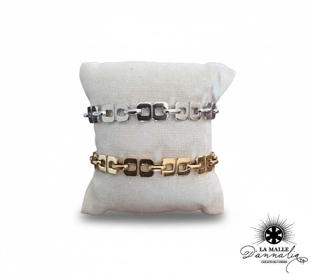 bracelets-chaine-or-et-argent-maillons-rectangulaires-sur-coussin-lin-beige-avec-logo-la-malle-dannalia