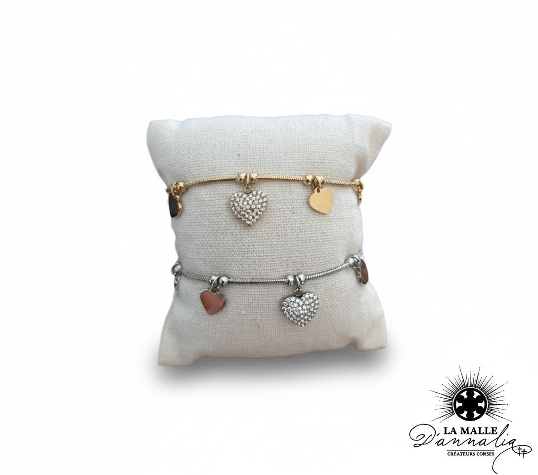 bracelets-or-argent-coeurs-strass-sur-coussin.png