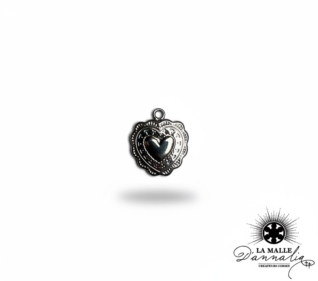 Pendentif cœur en métal argenté avec détails ciselés et bordure festonnée lamalledannalia