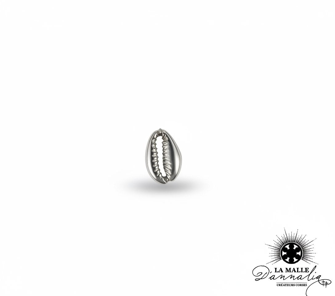 charms coquillage cauri en métal argenté sur fond blanc lamalledannalia