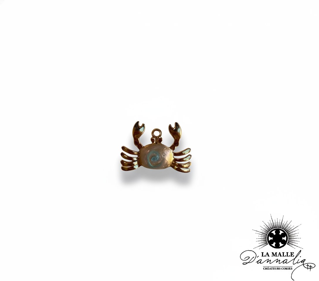 pendentif crabe en métal doré avec détail spirale lamalledannalia
