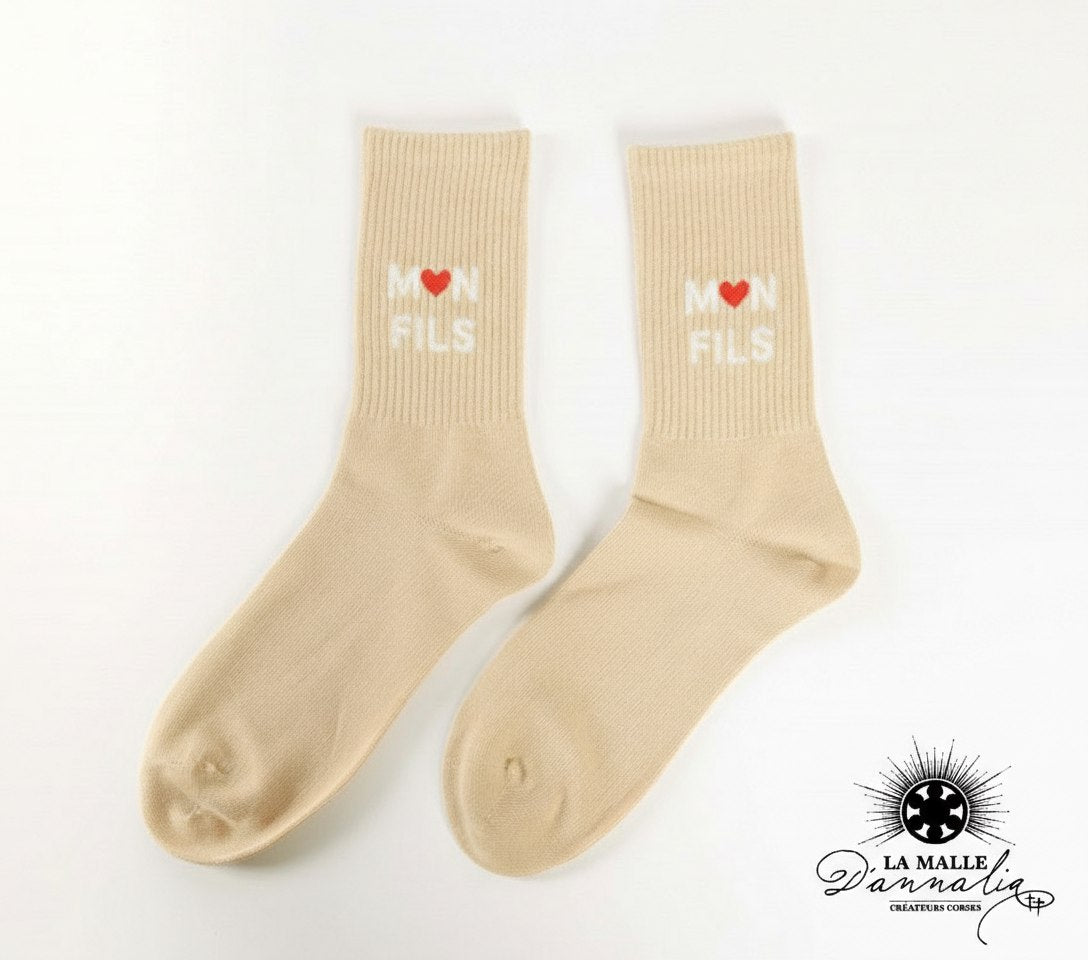 Chaussettes beiges avec message brodé MON FILS et un cœur rouge lamalledannalia