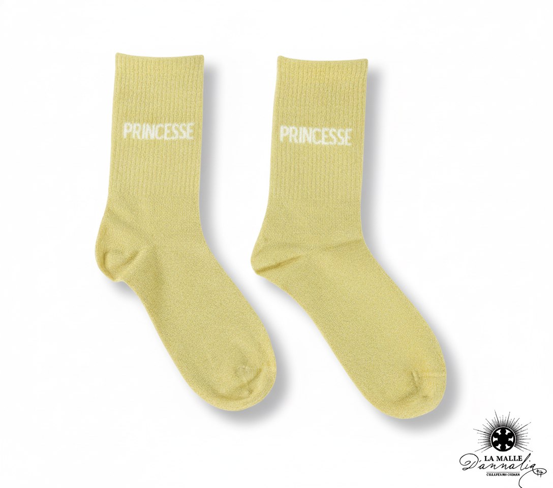 chaussettes-jaunes-princesse-maille-paire-a-plat-fond-blanc-logo-la-malle-dannalia