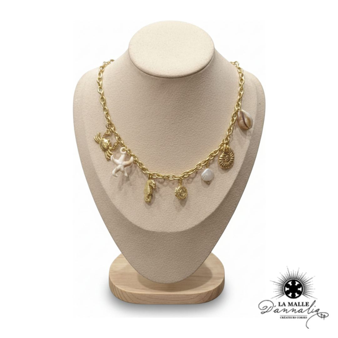 Collier Marin — Douille Façonnée, Breloques Dorées & Nacre