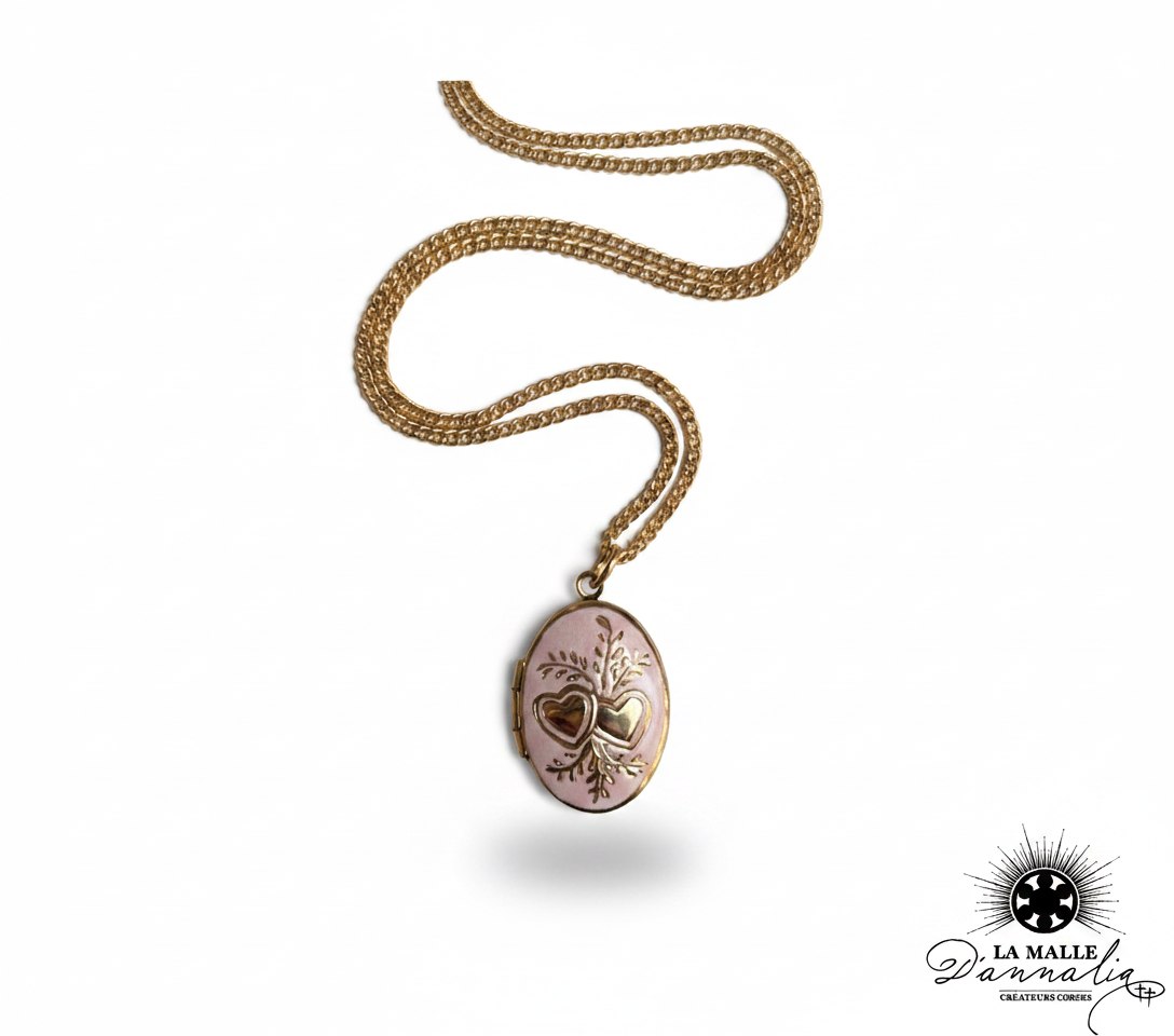 Collier médaillon ovale rose doré gravé cœurs et fleurs sur chaîne dorée lamalledannalia