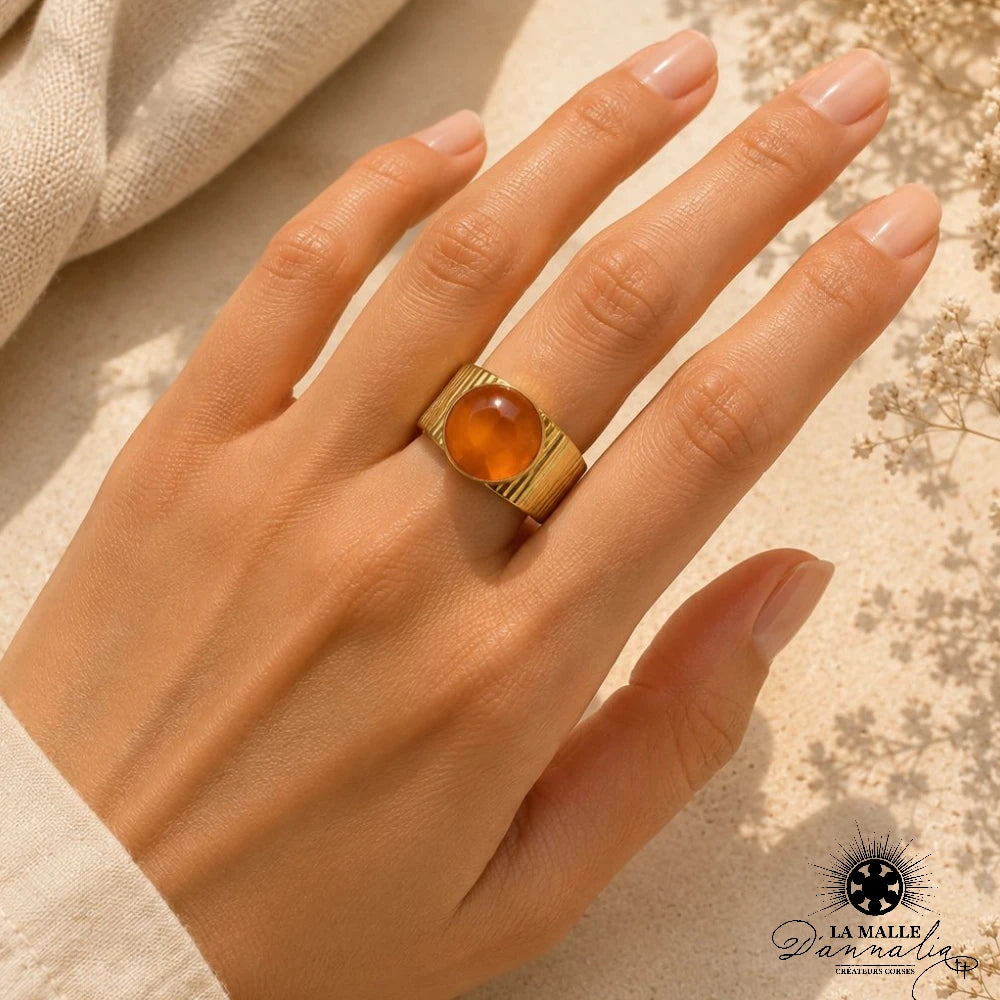 Bague dorée pierre ambre orange portée main — La Malle d'Annalia