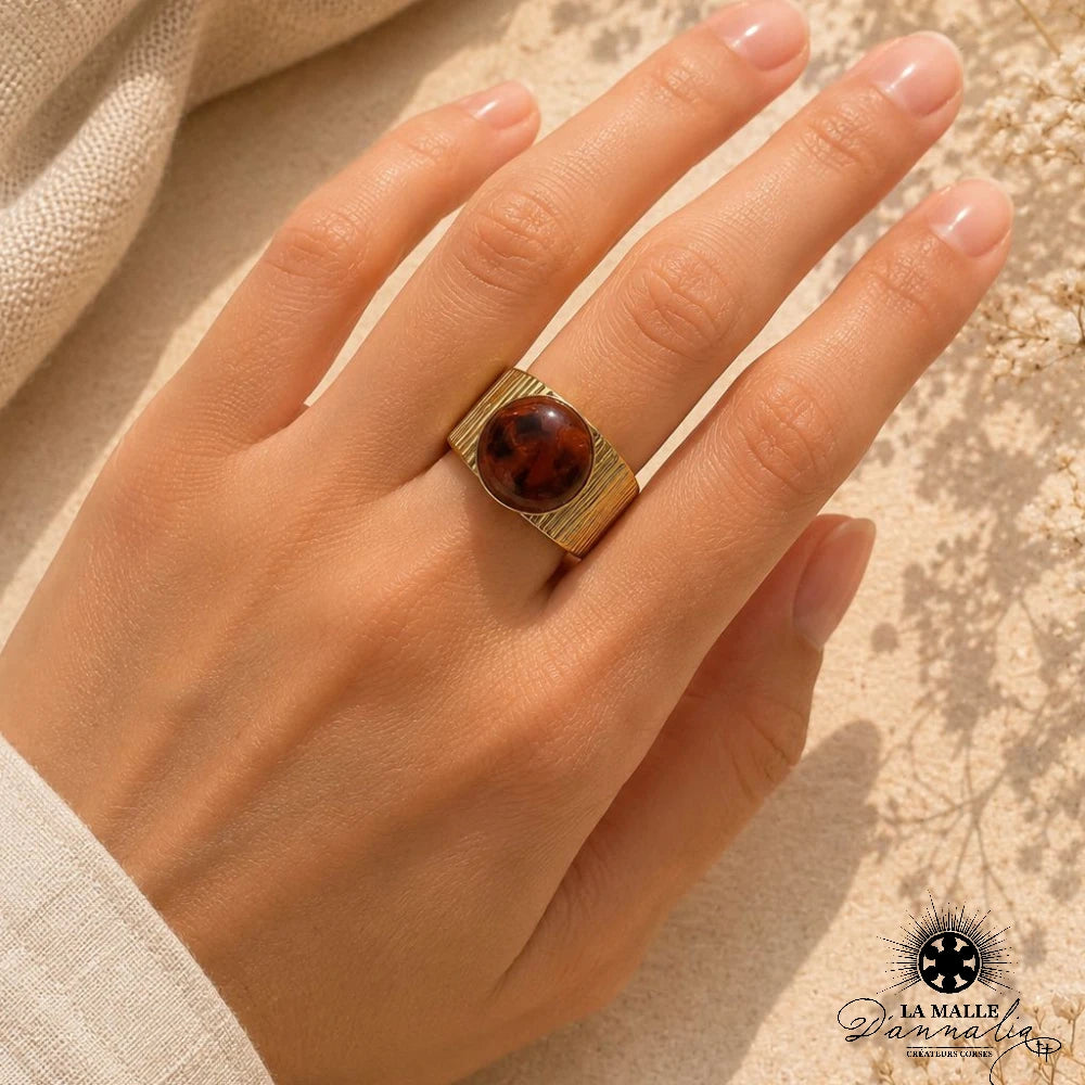 Bague dorée pierre rouge portée main — La Malle d'Annalia Bastia
