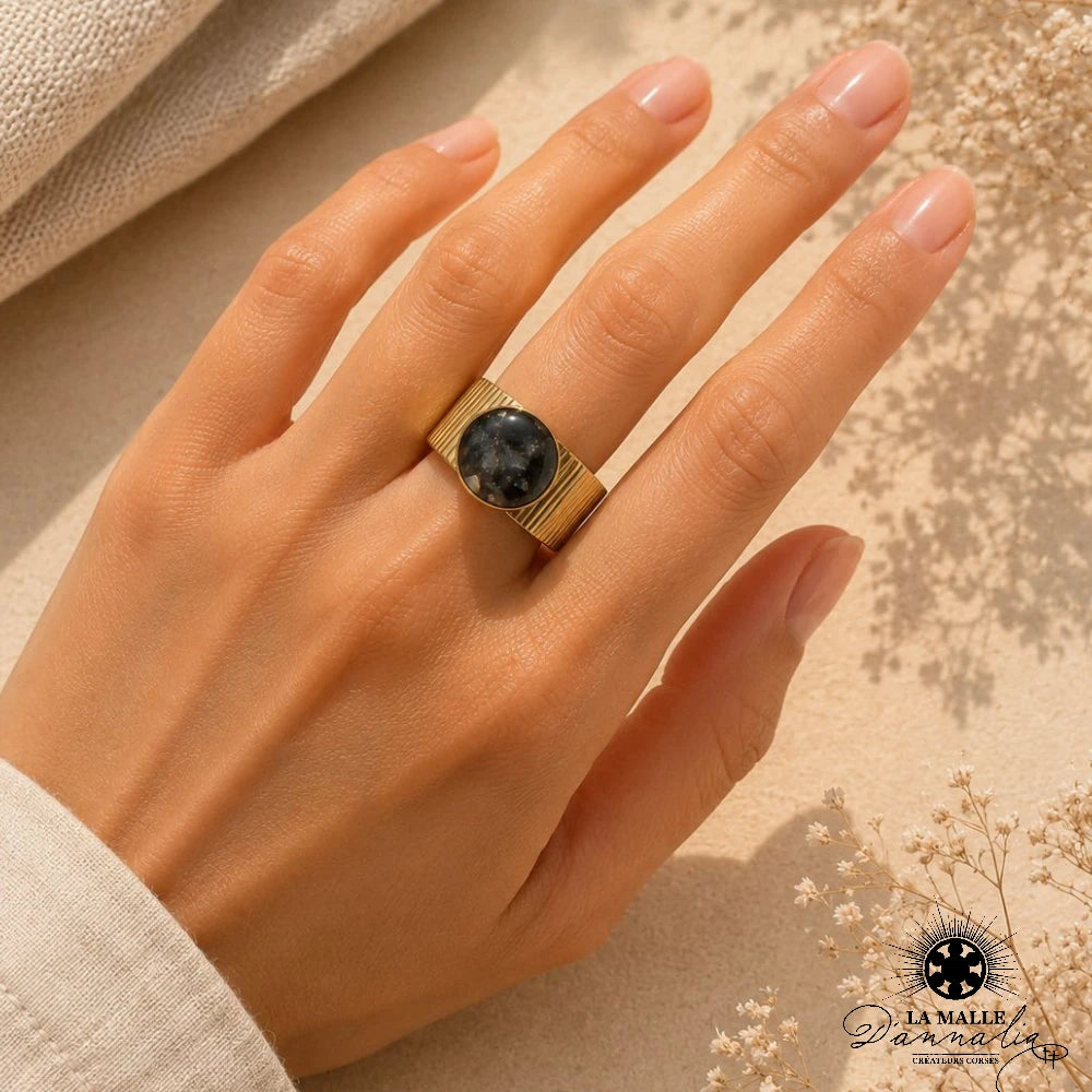 Bague dorée pierre noire portée main — La Malle d'Annalia Bastia