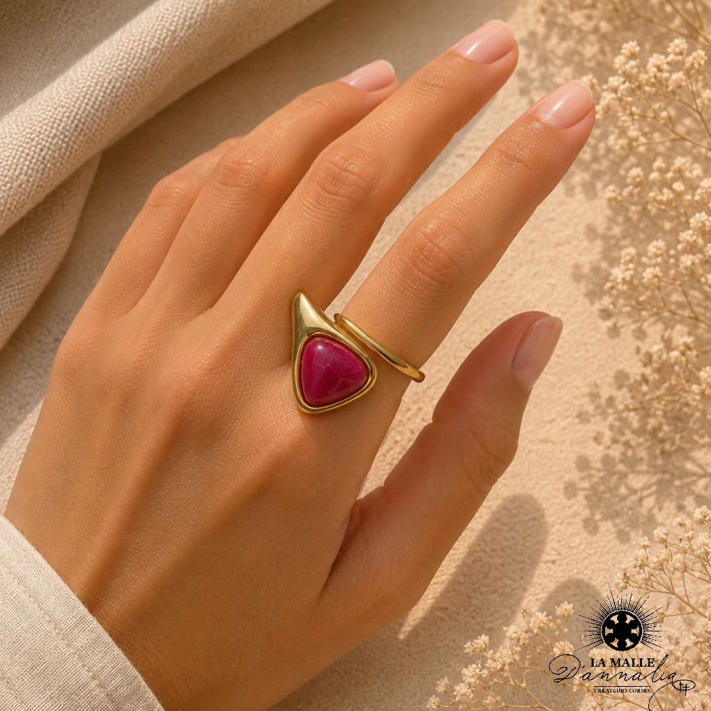 Bague dorée asymétrique rose portée main — La Malle d'Annalia Bastia
