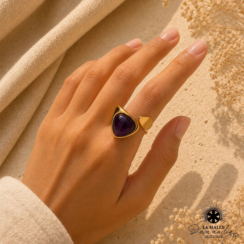 Bague dorée asymétrique violette portée main — La Malle d'Annalia Bastia
