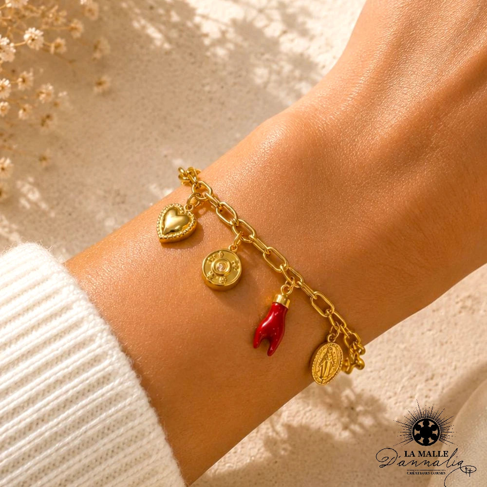 Bracelet breloques cœur et Sainte Marie porté au poignet — artisanat corse La Malle d'Annalia