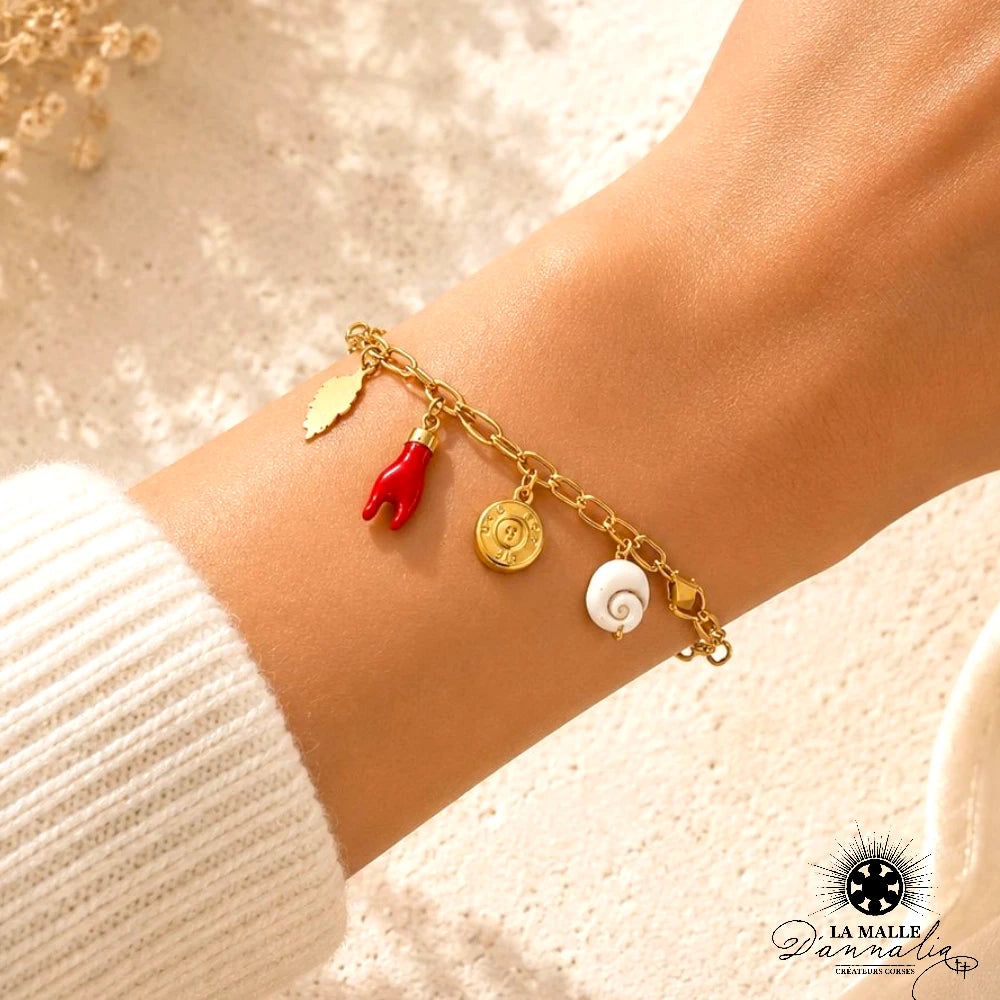 Bracelet breloques œil de Shiva et feuille porté au poignet — artisanat corse La Malle d'Annalia