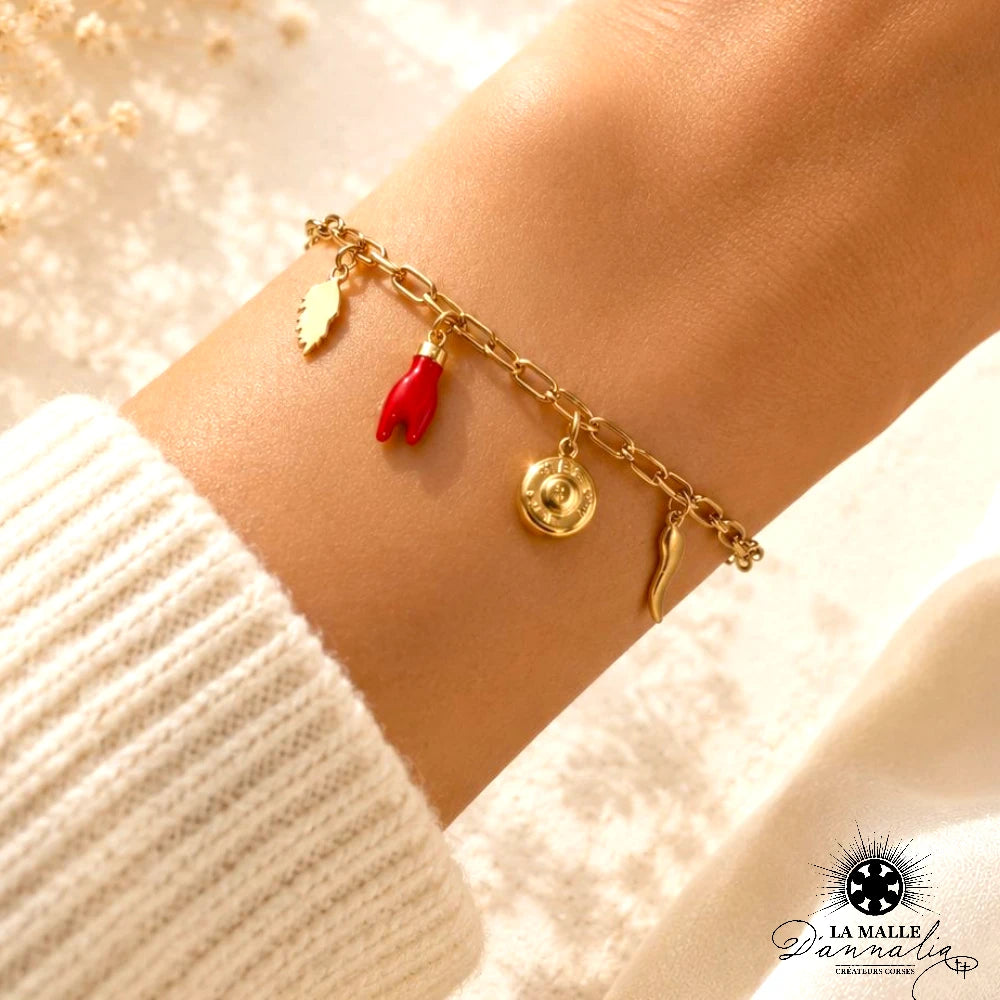 Bracelet breloques cornicello porté au poignet — artisanat corse La Malle d'Annalia