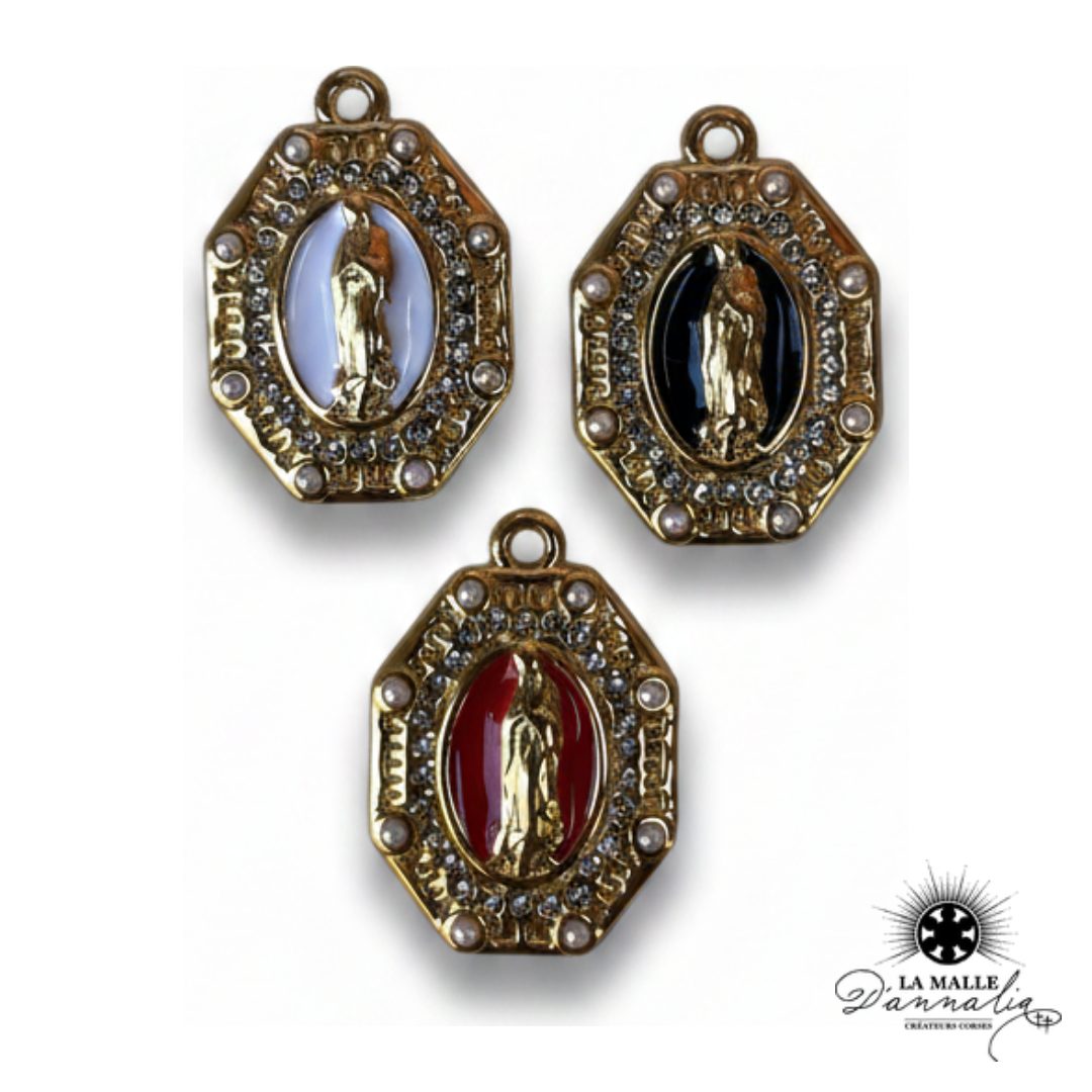 breloque octogonale Vierge Miraculeuse émaillée sertie cristaux 2,5cm prestige La Malle d'Annalia