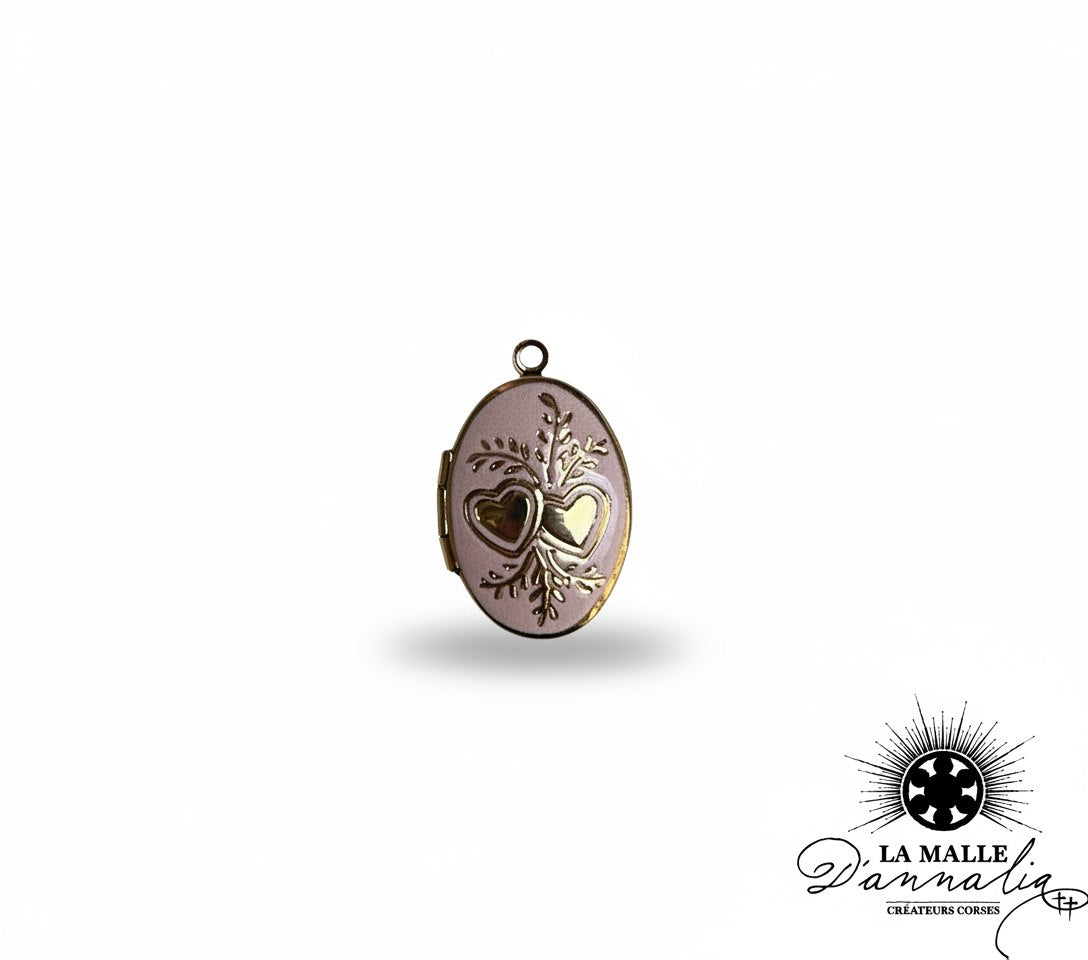 Pendentif médaillon ovale doré avec émail rose et motif gravé de deux cœurs et feuillage lamalledannalia