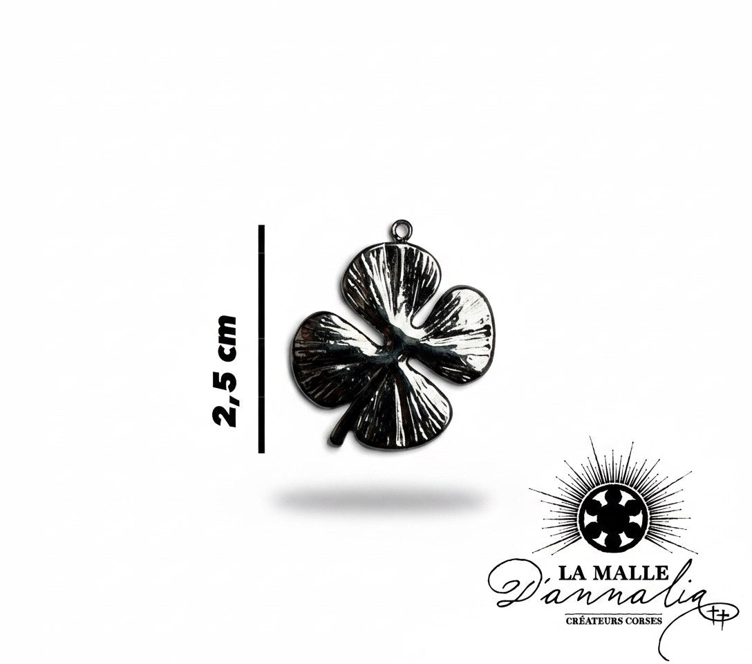 Pendentif trèfle argenté texturé avec anneau de suspension 2,5cm lamalledannalia