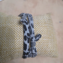 Charger l&#39;image dans la galerie, LEOPARD gris: Bracelet  douille plaquee cordon elastique leopard